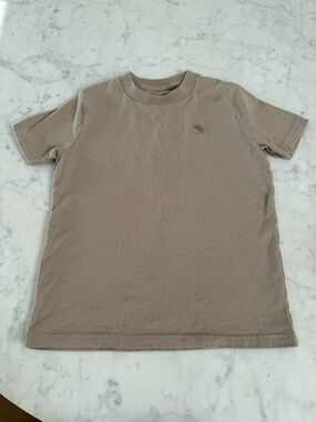 Abercrombie Kids Tan Logo Tee Size 7/8 Neutral Classic Fit Short Sleeve Shirt